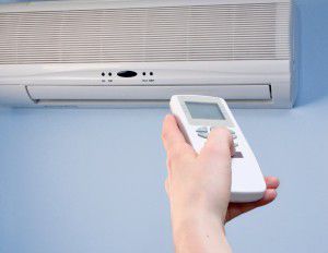 Instruções para o controle remoto do ar condicionado e assistência para configurá-lo