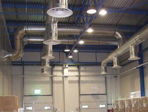 O calor é transportado através do sistema de duto de ar em toda a sala de produção